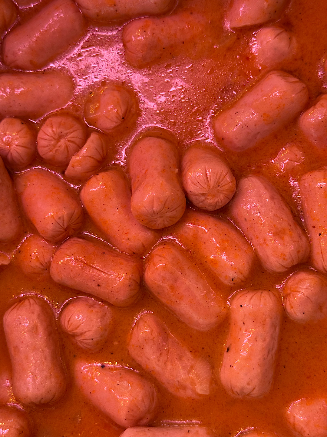Salchichas al vino en salsa