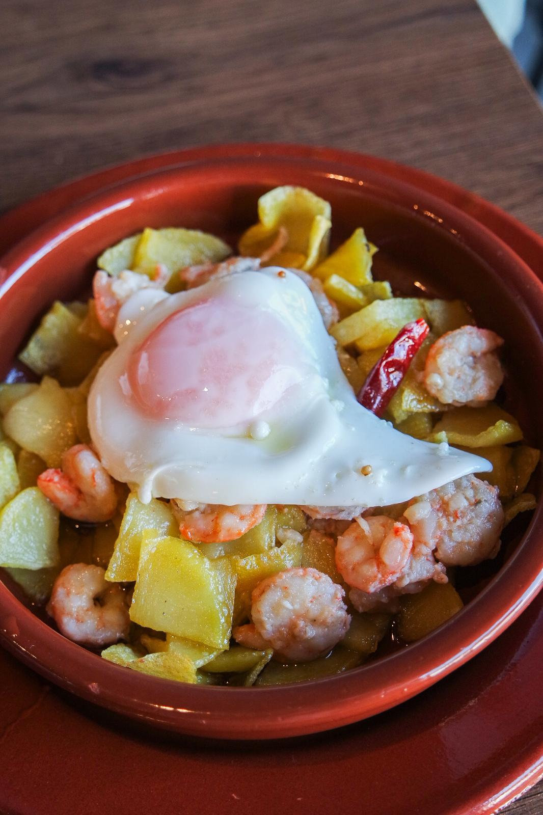 GAMBAS AL AJILLO SOBRE PATATAS PANADERAS