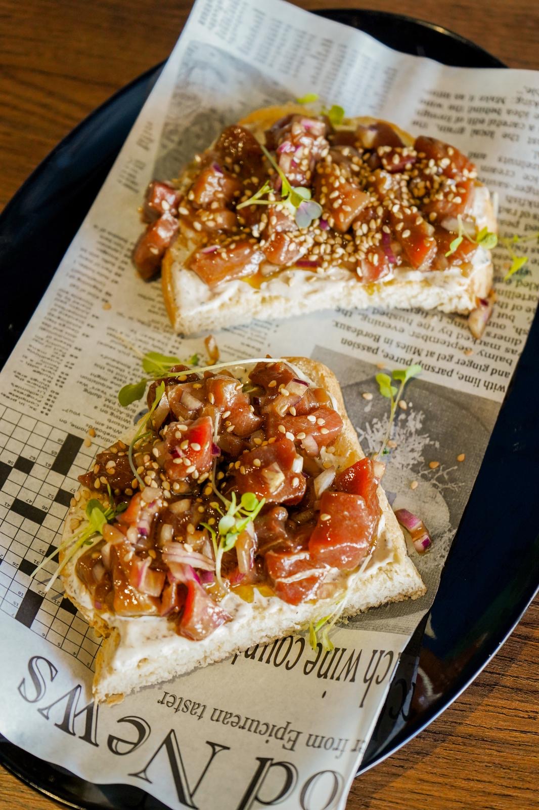 TOSTA DE TARTAR DE ATÚN DE ALMADRABA CON MAYONESA DE TRUFA