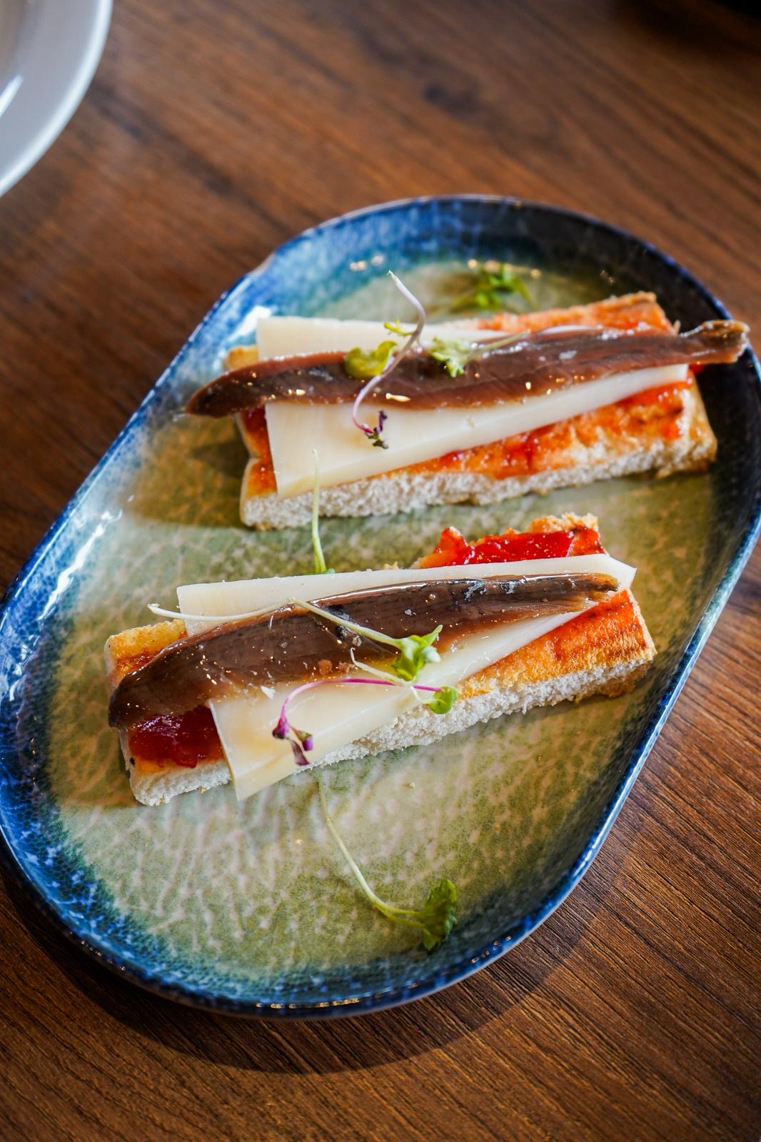 TOSTA DE ANCHOAS Y QUESO APOLONIO CON BASE DE MERMELADA DE TOMATE