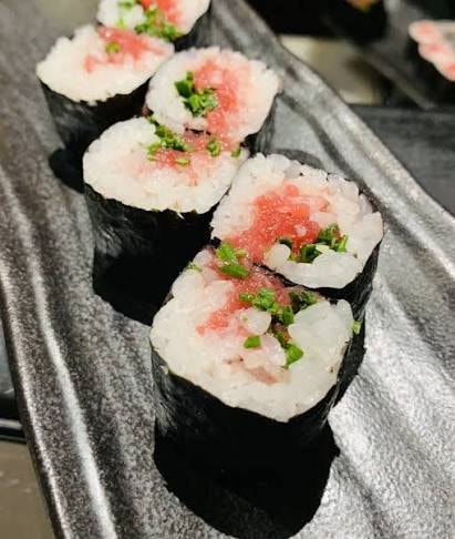 61. HOSOMAKI DE VENTRESCA, HUEVAS IKURA Y CEBOLLINO 8PZS