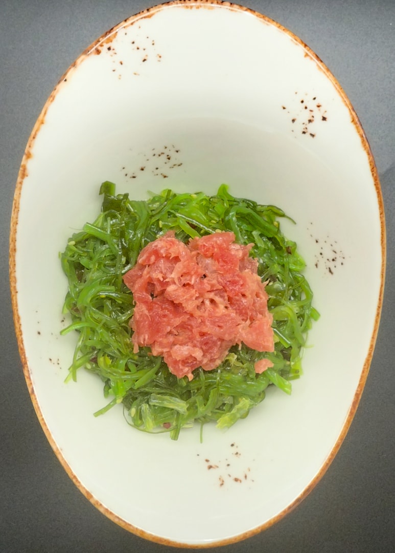 8B ENSALADA WAKAME CON ATUN