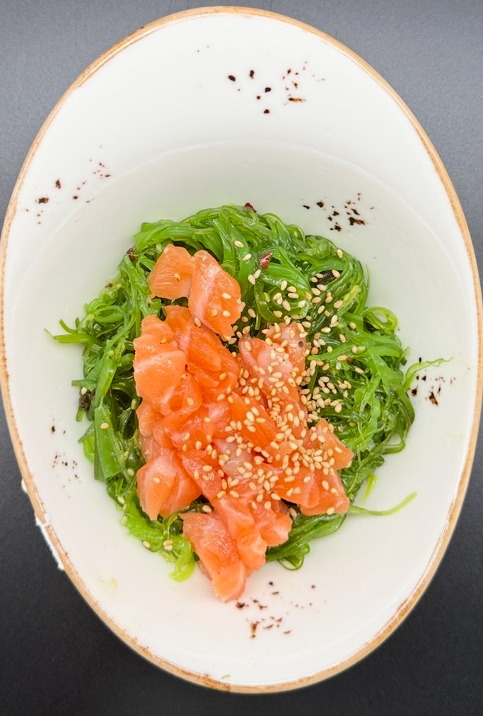 8A ENSALADA WAKAME CON SALMON