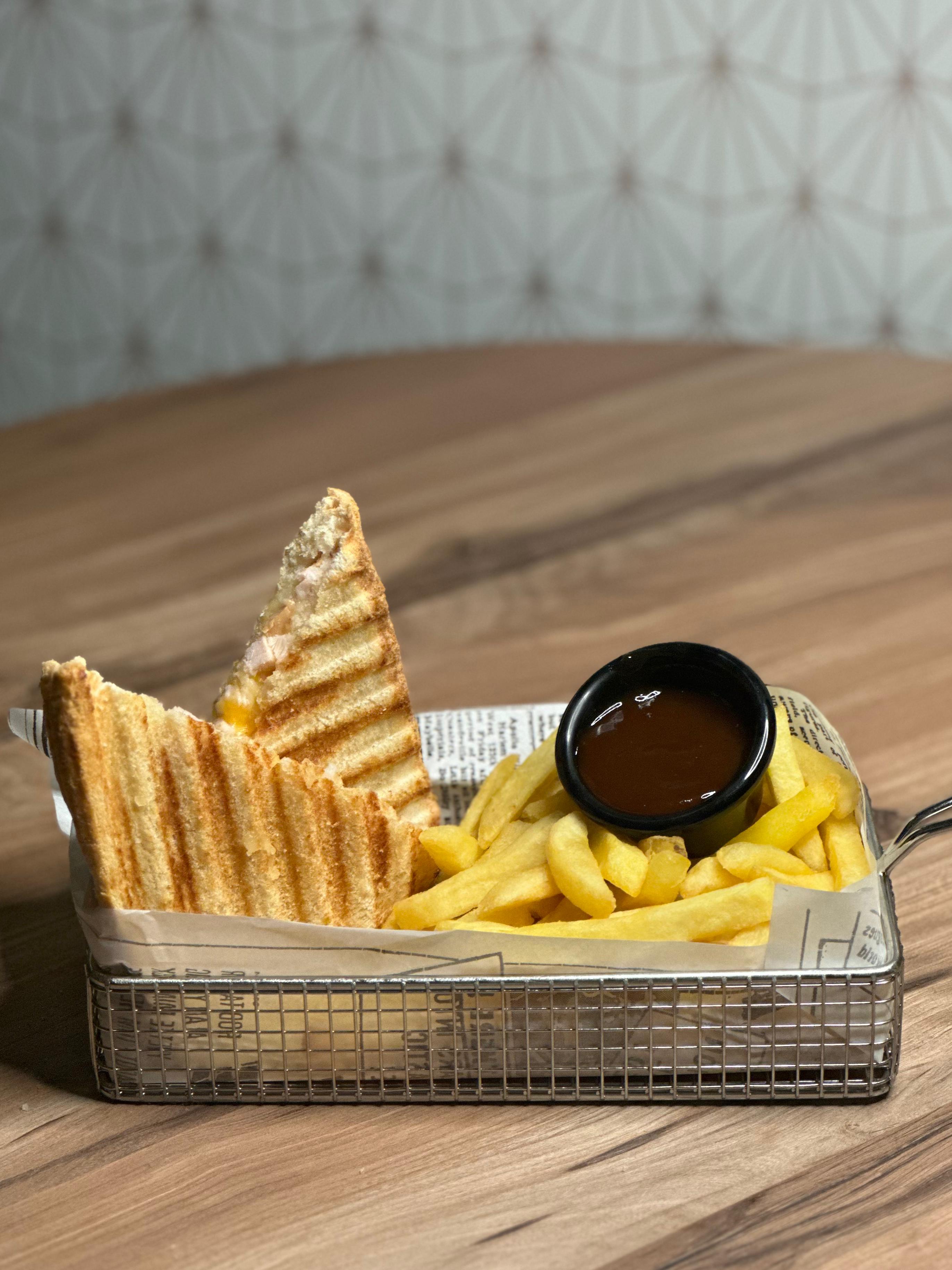 SANDWICH DE POLLO CON 3 QUESOS