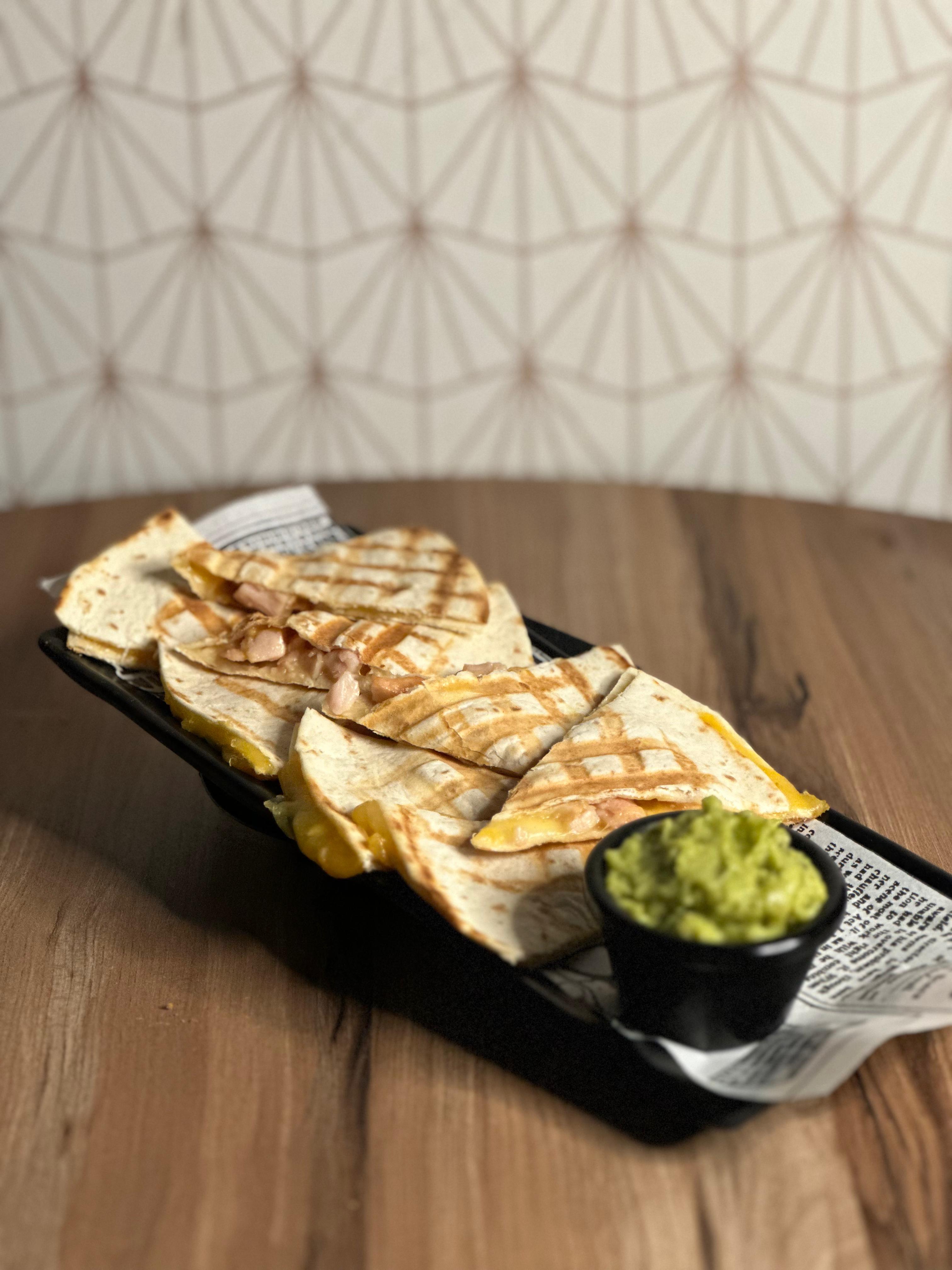 QUESADILLA DE JAMÓN Y 3 QUESOS