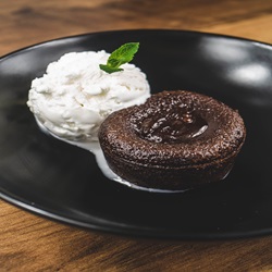 COULANT DE CHOCOLATE CON HELADO