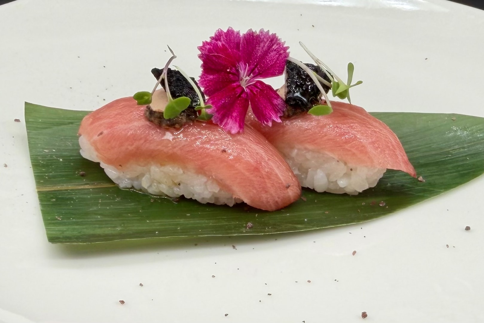 43. NIGIRI DE VENTRESCA, FOIE Y TRUFA NEGRA 2PZS