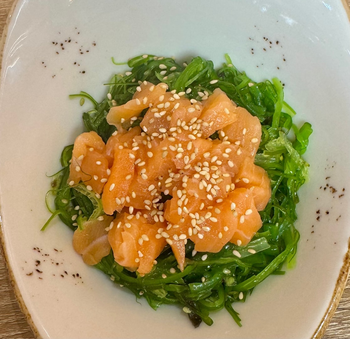 8A ENSALADA WAKAME CON SALMON